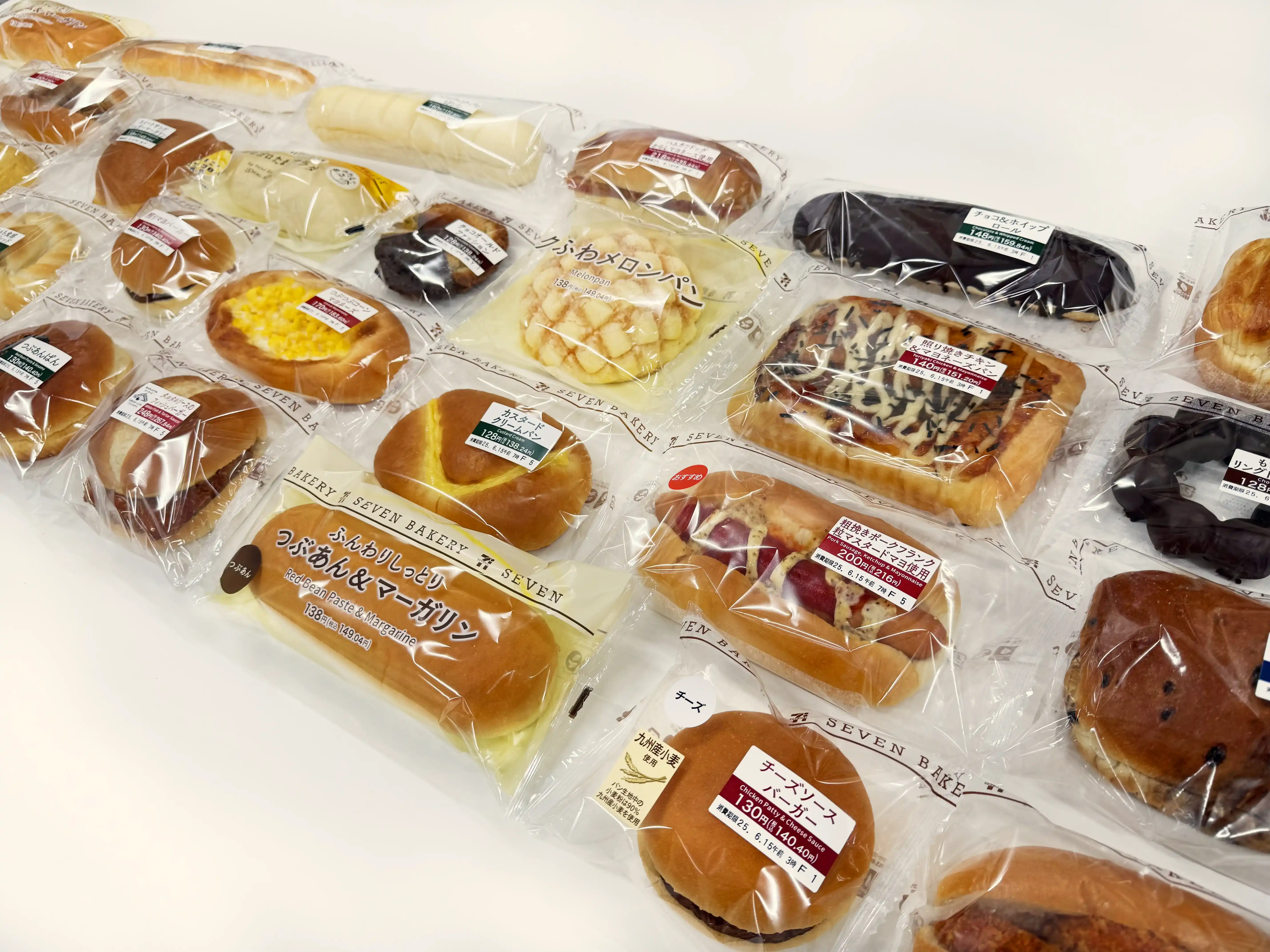 セブンイレブンで並ぶ商品群の画像